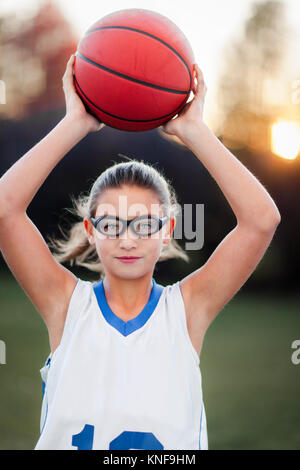 Ritratto di una ragazza che indossa gli occhiali sportivi Pallacanestro di contenimento Foto Stock