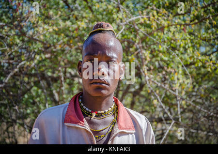 Ritratto di Mucawana o Muhacaona Tribe Uomo con bella colorata gioielli di perline e unica decorazione capelli Foto Stock