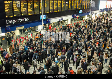 Molto trafficata Stazione Waterloo durante le ore di punta e di treni in ritardo Foto Stock