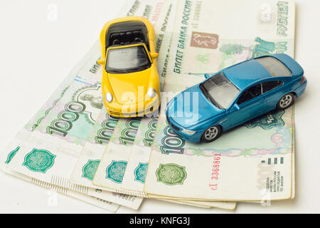 Toy Cars sulla Banca di Russia banconote di carta, uno sfondo bianco. La Russia, Regione di Volgograd, 14 marzo 2017 Foto Stock