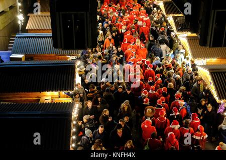 Migliaia di festaioli vestiti come Santa scendere su Londra per Santacon annualmente nel mese di dicembre. Prese sulla sponda sud del fiume Tamigi vicino a Waterloo Foto Stock