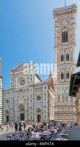 Il Campanile e il Duomo di Firenze. Cafe di fronte alla Cattedrale di Santa Maria del Fiore (il Duomo) e il campanile, la Piazza del Duomo di Firenze, Ital