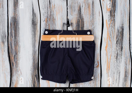 Kids shorts su appendiabiti in legno Foto Stock