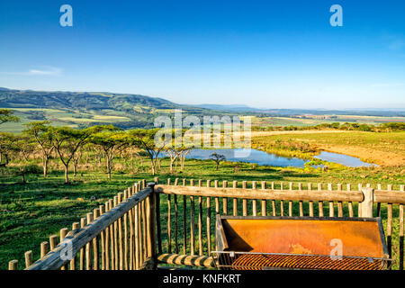 Pittorescamente lodge situato nelle montagne Drakensberg, Sud Africa. La foto è presa dalla terrazza del lodge. Foto Stock