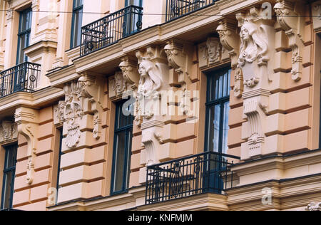 Restaurato di facciate in Art Deco alla costruzione di Riga, Lettonia Foto Stock