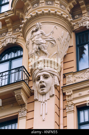 Restaurato di facciate in Art Deco alla costruzione di Riga, Lettonia Foto Stock