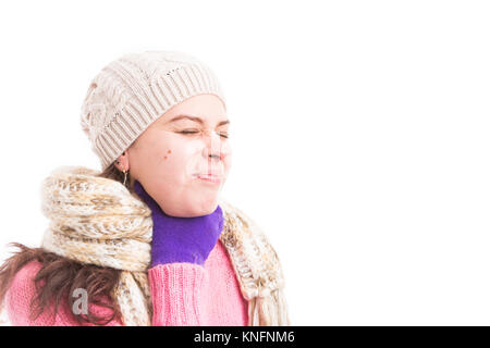 La donna soffre di gola e il dolore della deglutizione indossando vestiti caldi come contagioso virus influenzale concept Foto Stock