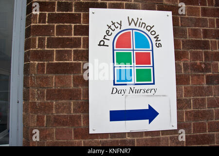 Piuttosto Windows asilo nido segno nel mercato Sneinton area di Nottingham Foto Stock