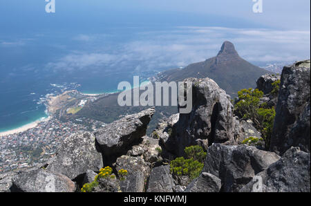 Vista dalla cima della montagna della tavola guardando giù verso la città di Cape Town, Sud Africa Foto Stock