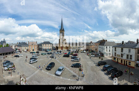 Francia, Ardenne (08), Parc naturel régional des Ardennes, Rocroi, place d'Armes avec l'église Saint-Nicolas et la Halle à gauche // Francia, Ardenne, Foto Stock