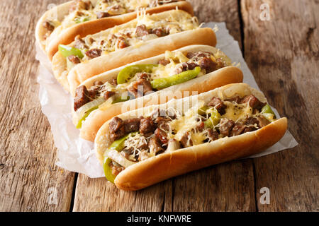 Philly cheese steak sandwich con cipolla e peperoni arrostiti vicino sul tavolo. Posizione orizzontale Foto Stock