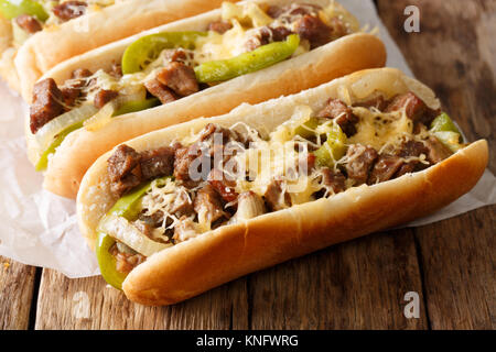 Philly cheese steak sandwich servita su carta pergamena vicino sul tavolo. Posizione orizzontale Foto Stock