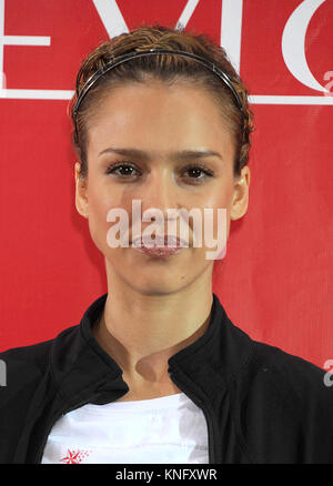 Jessica Alba presso la dodicesima edizione dell'EIF Revlon Run/a piedi per le donne a Times Square a New York City. Il 2 maggio 2009. Credito: Dennis Van Tine/MediaPunch Foto Stock