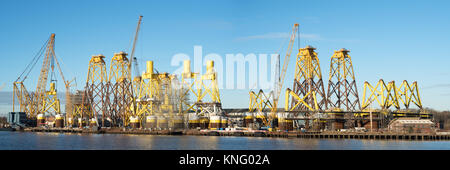 Vista panoramica della turbina eolica supporta essendo costruito a Smulders Adriano cantiere sul Tyne, Wallsend, North East England, Regno Unito Foto Stock