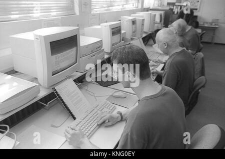 Maschio di carcerati imparare abilità con il computer in camera di istruzione a HMP Winchester prigione, Winchester, Hampshire, Regno Unito. Il 10 maggio 2001. Foto Stock