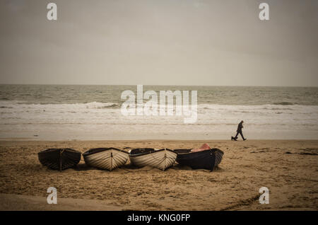 Lonely a piedi sulla spiaggia Foto Stock