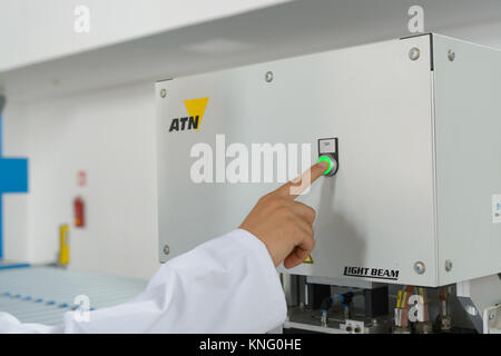 Ingegneri premendo un pulsante verde Foto Stock