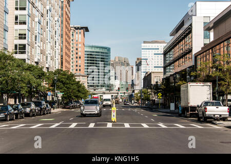 Boston MA USA skyline nel giorno di estate, Vista panoramica su edifici nel centro cittadino e la strada con il traffico al lato fronte mare Foto Stock