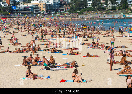 Un affollato Bondi Beach in un giorno d'estate. Sydney, NSW. Australia Foto Stock
