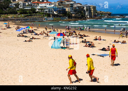 Bagnini in esecuzione su Bondi Beach in un giorno d'estate. Sydney, NSW. Australia. Foto Stock
