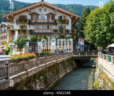 Il fiume Warme Mandling che corre attraverso il centro del villaggio, Filzmoos, Austria, Europa Foto Stock
