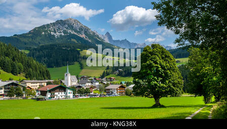 Filzmoos Village con la Rotelstein e del Dachstein in background. Austria, Europa Foto Stock