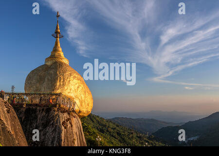 Pagoda Kyaiktiyo, Golden Rock, Myanmar, Asia Foto Stock