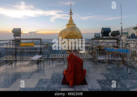 Pagoda Kyaiktiyo, Golden Rock, Myanmar, Asia Foto Stock
