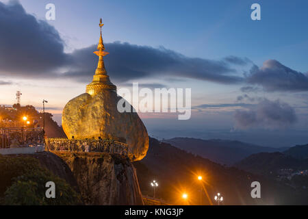 Pagoda Kyaiktiyo, Golden Rock, Myanmar, Asia Foto Stock