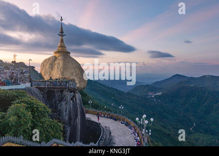 Pagoda Kyaiktiyo, Golden Rock, Myanmar, Asia Foto Stock