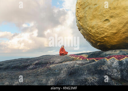 Monaco novizio a Kyaiktiyo Pagoda, Golden Rock, Myanmar, Asia Foto Stock