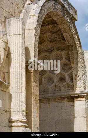 Ruderi di abbandono di città romana Glanum, Saint-Remy-de-Provence, Les Antiques, Francia Foto Stock