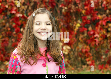 Felice bambina in autunno park ritratto Foto Stock