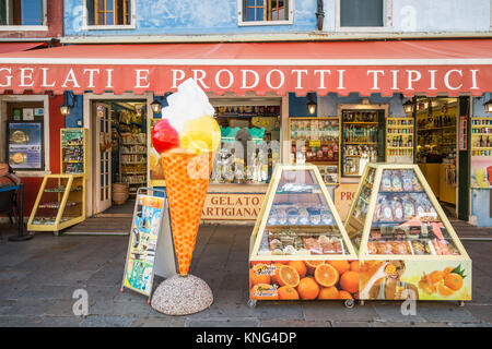 Un negozio di Gelati in vlllage veneziano di Burano, Venezia, Italia, Europa. Foto Stock