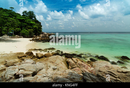 Koh LIPE Thailandia. Vista aerea un paradiso con perfetto crystal clear oceano turchese acqua. pura sabbia bianca sulla spiaggia di Ko Lipe isola, a sud della Thailandia. Foto Stock