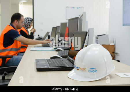 Due ingegneri che monitorano i dati nella sala di controllo di Noor Foto Stock