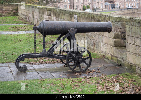 Il vecchio cannone russo visualizzato su le mura di Bewick su Tweed, Northumberland. Inghilterra, Regno Unito. Foto Stock