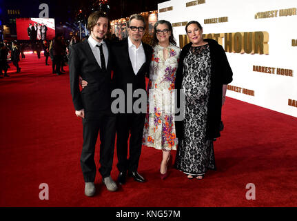 Alfie Oldman, Gary Oldman, Gisele Schmidt e valutazione che frequentano l'Ora Più Buia Premiere detenute all'Odeon, Leicester Square, Londra. Foto Stock