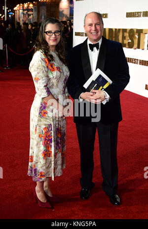 Gisele Schmidt e Randolph Spencer-Churchill frequentando l'Ora Più Buia Premiere detenute all'Odeon, Leicester Square, Londra. Foto Stock