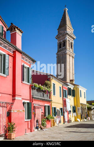 I suoi edifici colorati, canali e barche nel villaggio veneziano di Burano, Venezia, Italia, Europa. Foto Stock