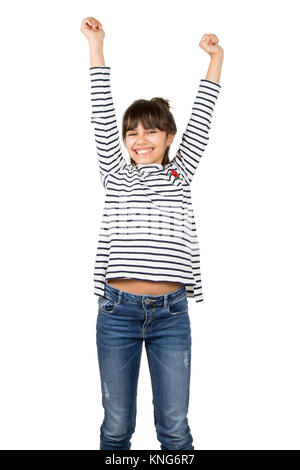 Poco felice ragazza in striped t-shirt e jeans blu alzando le braccia in segno di vittoria. Isolato su bianco Foto Stock