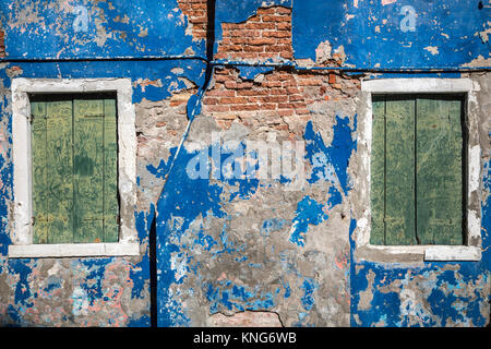 Si tratta di un vecchio edificio con peeling vernice nel villaggio veneziano di Burano, Venezia, Italia, Europa. Foto Stock