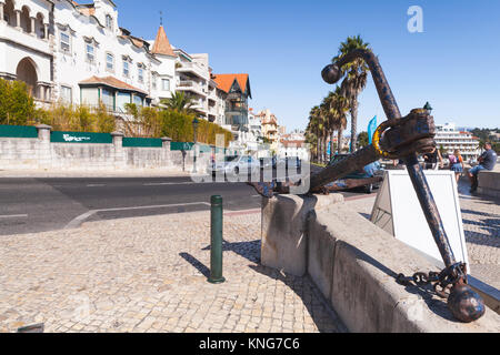 Cascais, Portogallo - Agosto 14, 2017: vecchio monumento di ancoraggio è sulla strada costiera di Cascais nel giorno di estate Foto Stock