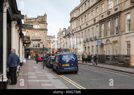 Bath, Regno Unito - 1 Novembre 2017: Street view con la gente comune a piedi la strada. Bagno, Somerset. La città divenne un sito del Patrimonio Mondiale in 19 Foto Stock