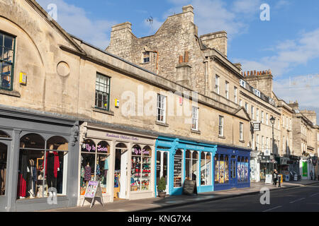 Bath, Regno Unito - 2 Novembre 2017: Pulteney Bridge. Street view. Cittadini e turisti a piedi la strada. La città divenne un patrimonio mondiale Foto Stock