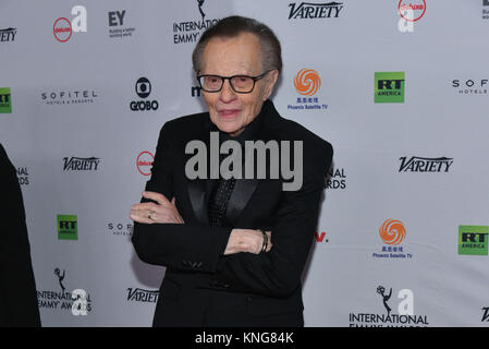 Larry King assiste 45th International Emmy Awards a New York Hilton on November 20, 2017 in New York City. Foto Stock