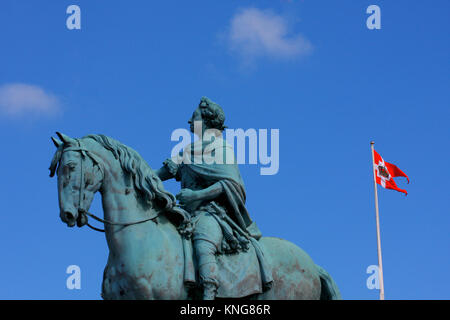 Statua di Federico V di Jacques Franancis Joseph Saly al centro del Palazzo Amalienborg Square a Copenhagen, Danimarca Foto Stock