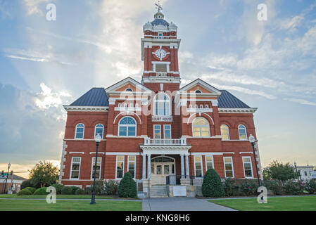 Monroe County Courthouse in Forsyth, Georgia, è stato costruito nel 1896 ed è di design Vittoriano. È elencato nel Registro Nazionale dei Luoghi Storici. Foto Stock