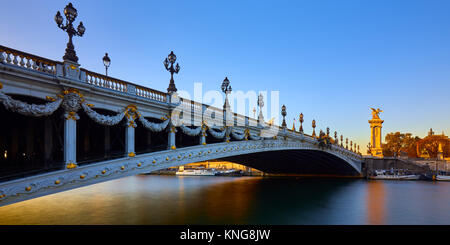 Pont ponte Alexandre III e la Senna al tramonto (panoramico). Ottavo Arrondissement, Parigi, Francia Foto Stock