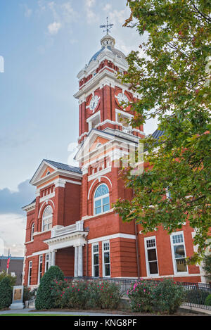 Monroe County Courthouse in Forsyth, Georgia, è stato costruito nel 1896 ed è di design Vittoriano. È elencato nel Registro Nazionale dei Luoghi Storici. Foto Stock